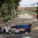 Migrantes descansan en las inmediaciones de Lechería