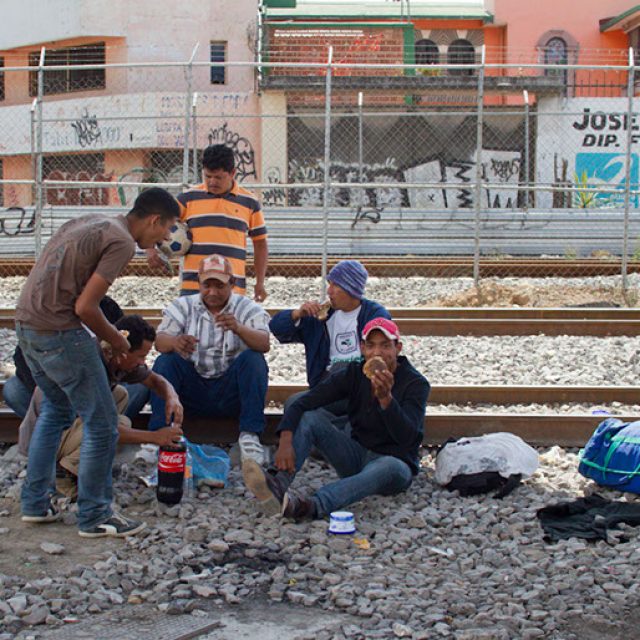 Migrantes bajo las vías del tren en Tultitilán