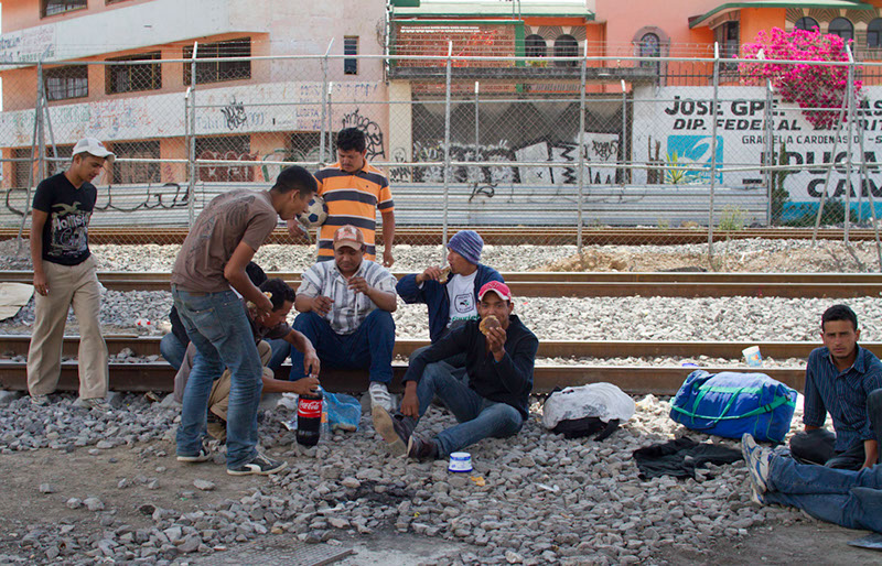 Migrantes bajo las vías del tren en Tultitilán