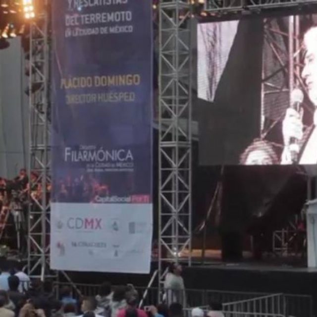 Plácido Domingo dirige un concierto en México por los 30 años del seísmo