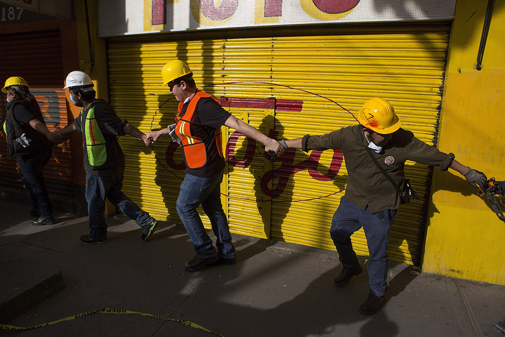 Vapaaehtoisia menossa raivaustöihin Meksikon pääkaupungissa Méxicossa.
